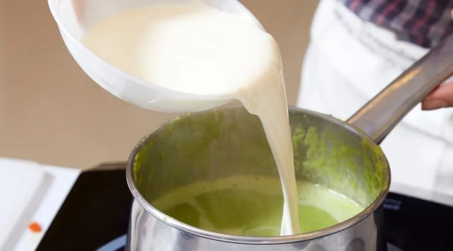 Co zamiast śmietany do zupy? Odkryj zdrowe i smaczne zamienniki