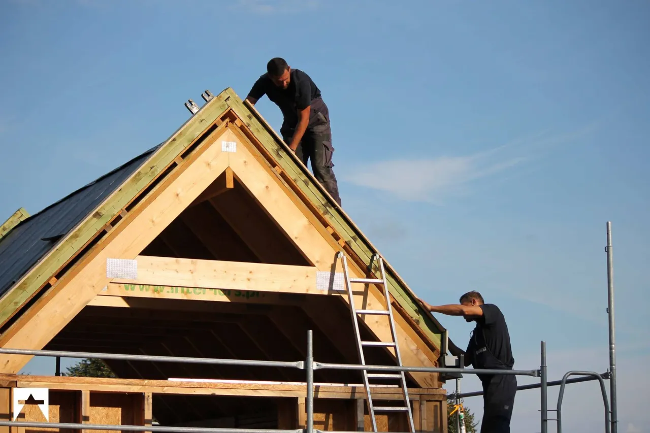 Czy dekarz to zawód? Odkryj jego znaczenie i zapotrzebowanie w branży