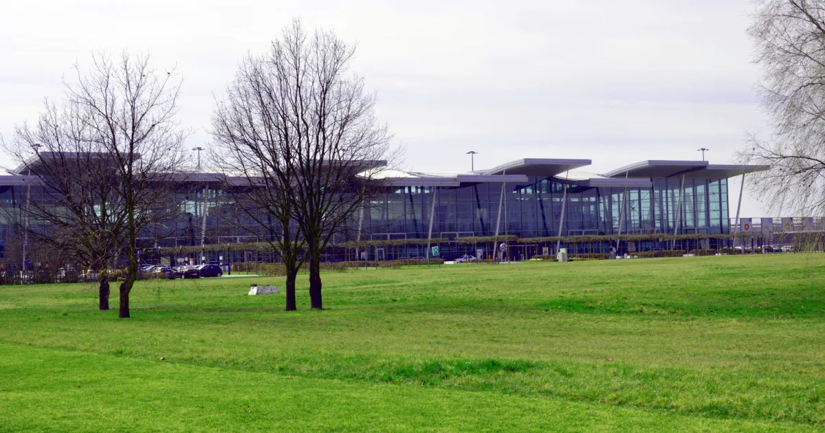 Jak dojechać z lotniska Wrocław do centrum - najlepsze opcje transportu