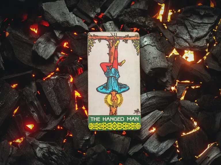Wisielec odwrócony w Tarocie - znaczenie i interpretacja karty