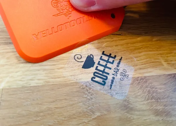 Skuteczne metody usuwania naklejek z mebli bez ich uszkodzenia