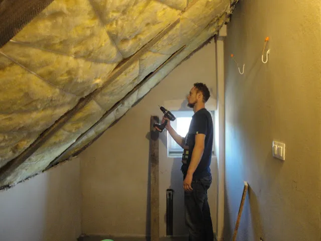 Ile wełny zastąpi 20 cm pianki? Poznaj różnice w izolacji