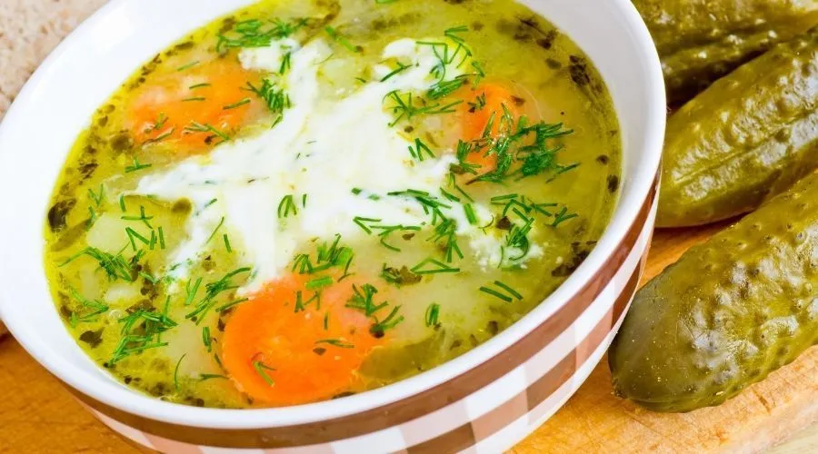 Jak doprawić zupę ogórkową, by uniknąć mdłego smaku i zachwycić domowników