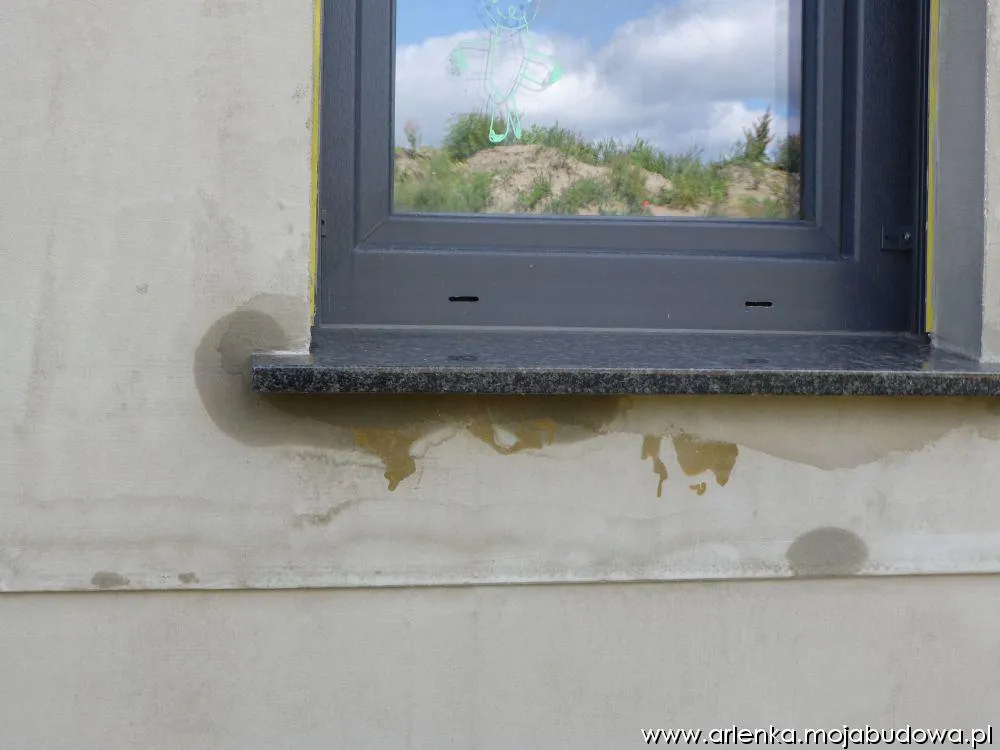 Zacieki na elewacji pod parapetem: Skuteczne metody usuwania