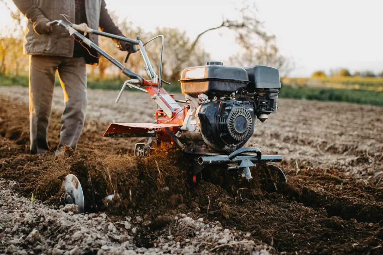 Glebogryzarki spalinowe w trudnym terenie – jak wybrać najlepszy model?