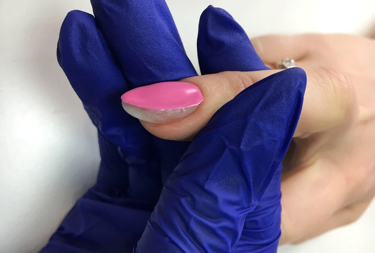 Dlaczego hybryda odchodzi od paznokcia?