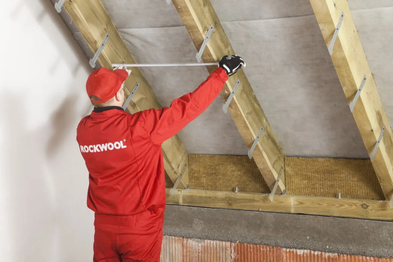 Jak ocieplić dach wełną - uniknij najczęstszych błędów izolacji