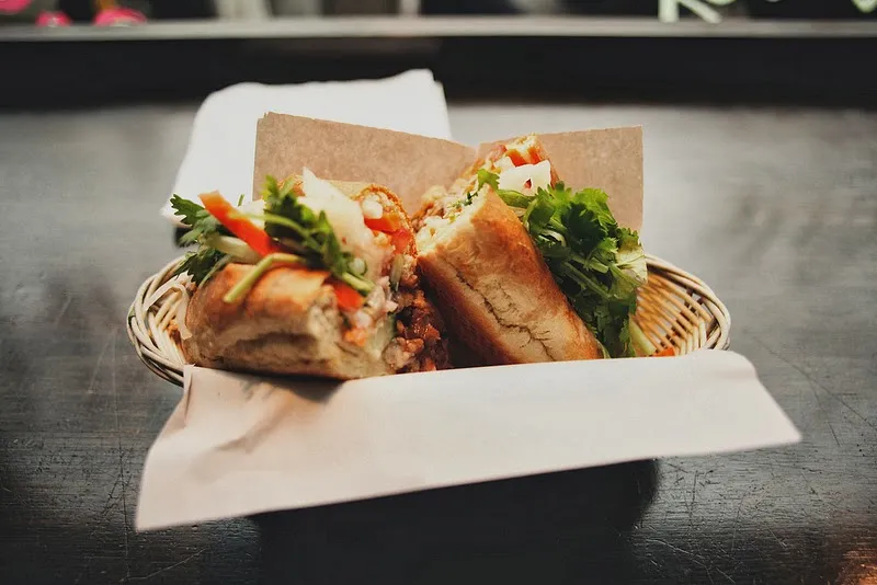 Gdzie zjeść w Berlinie? Odkryj najlepsze miejsca na smaczne jedzenie