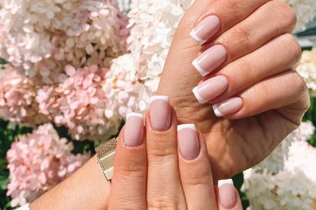 Manicure tytanowy co to? Poznaj zalety i proces tej metody