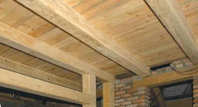 Strop drewniany na poddaszu użytkowym: projektowanie i montaż
