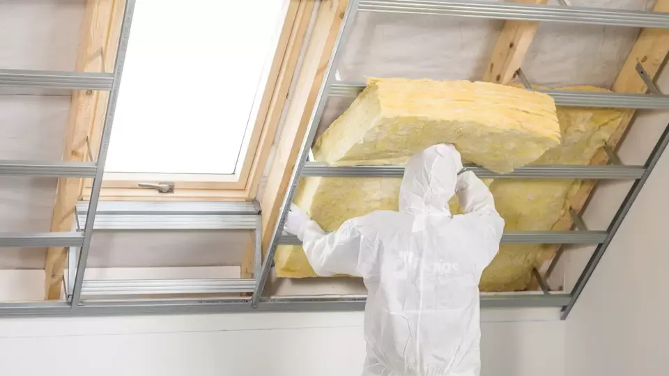 Prawidłowe układanie wełny na poddaszu: 5 najczęstszych błędów i ich skutki