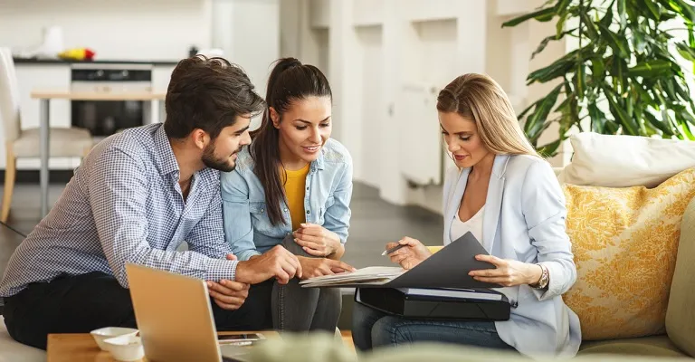 Kto płaci prowizję dla biura nieruchomości przy wynajmie? Zaskakujące fakty