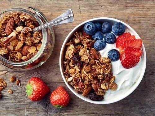 Czy granola jest dietetyczna? Odkryj, co naprawdę zawiera!