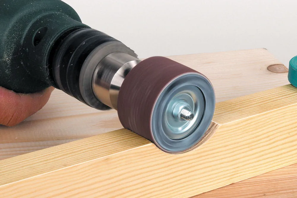 Efektywne szlifowanie drewna wiertarką - poradnik dla początkujących majsterkowiczów
