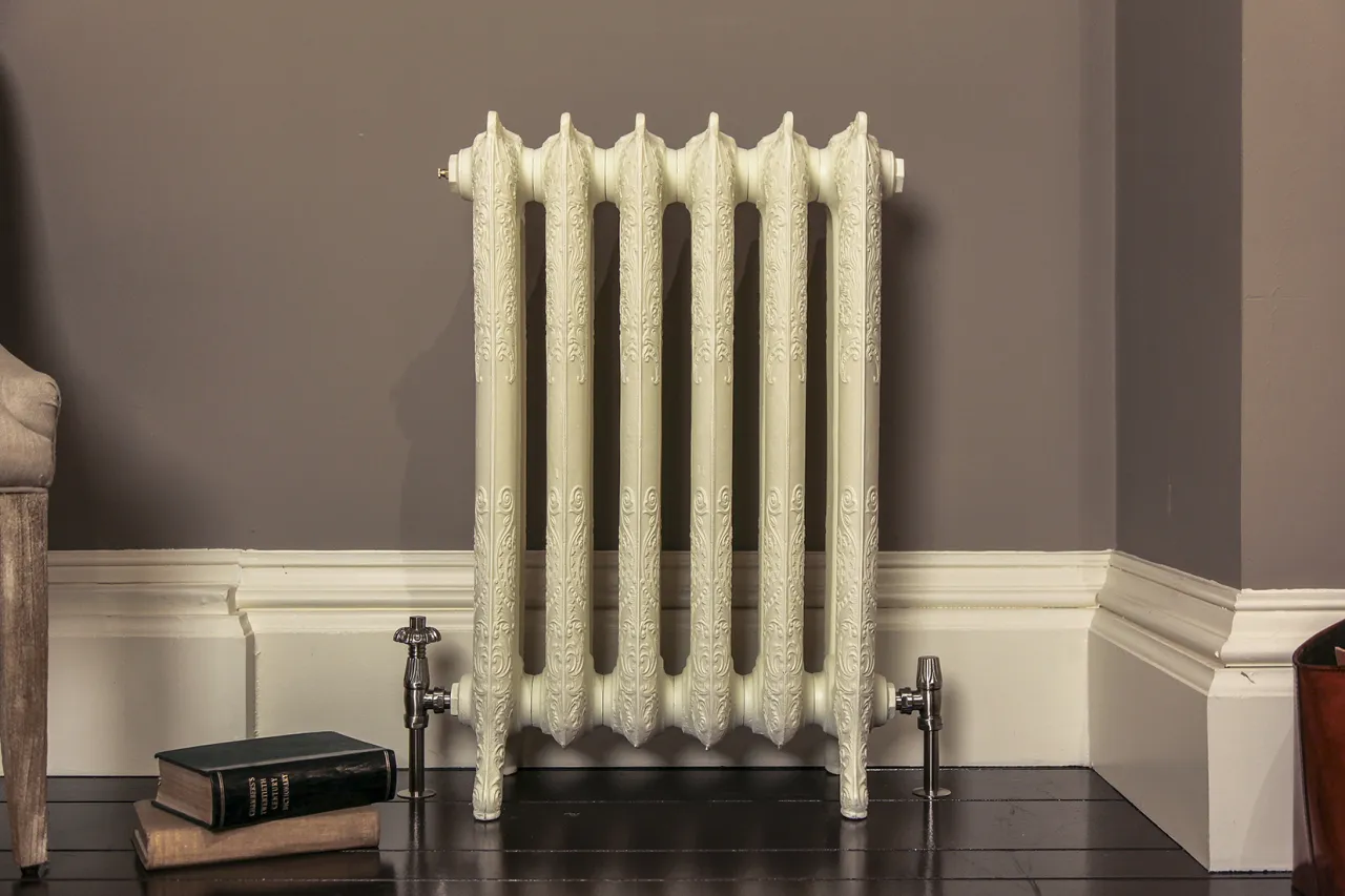 Ile waży grzejnik żeliwny 20 żeberek? Zaskakująca różnica w wadze!