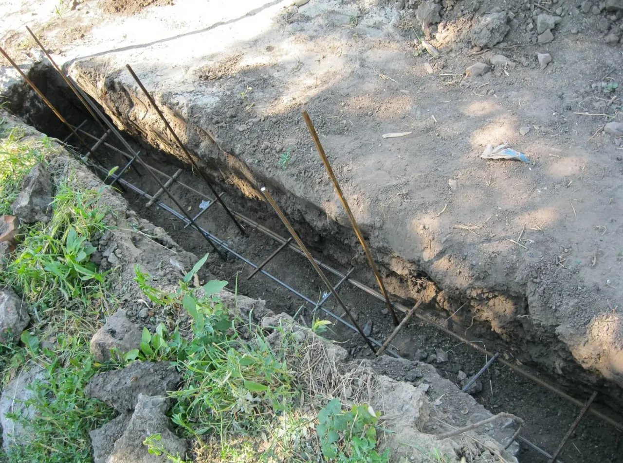 Jak wykonać fundament pod ogrodzenie, aby uniknąć problemów na przyszłość Jak wykonać fundament pod ogrodzenie, aby uniknąć problemów na przyszłość
