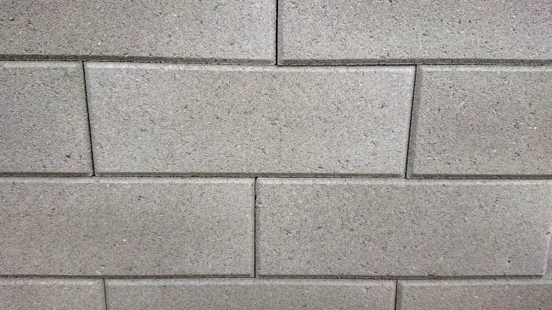 Bloczki betonowe na klej czy zaprawę - co wybrać dla lepszej izolacji?