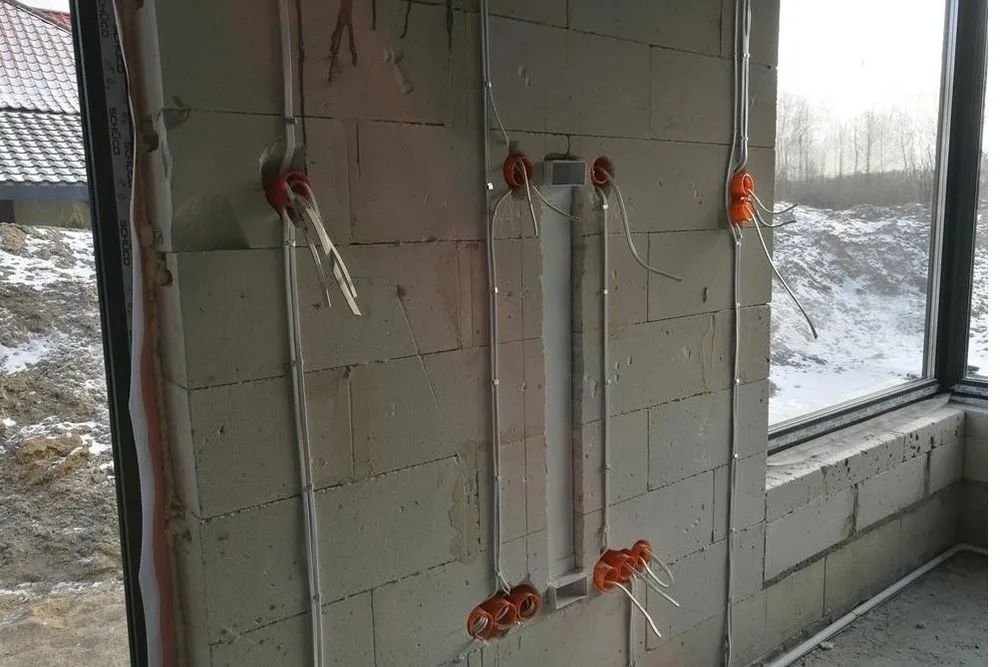 Jakie przewody elektryczne pod tynk wybrać, aby uniknąć problemów?