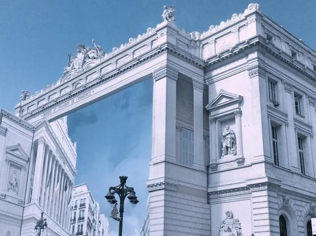 Malarstwo iluzjonistyczne współczesne: Jak sztuka zmienia przestrzeń?