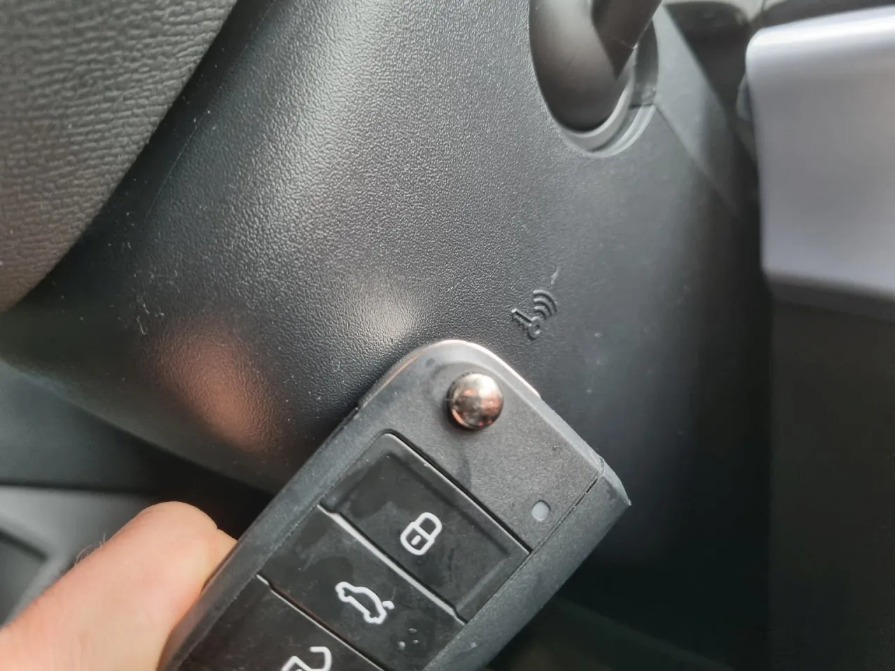 Jak odpali samochód bez baterii w kluczyku? Przewodnik krok po kroku po awaryjnym uruchomieniu auta