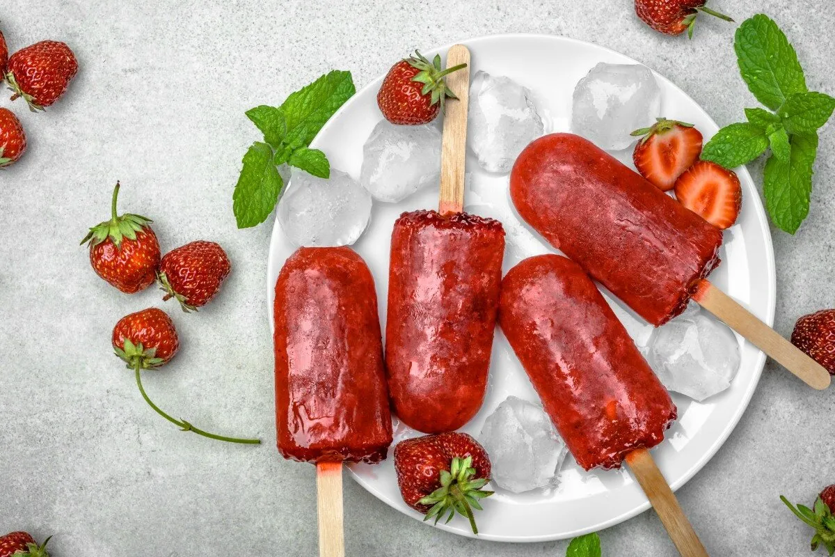 Co można zrobić z mrożonych truskawek? Przepisy, porady i zdrowotne korzyści. Co można zrobić z mrożonych truskawek? Przepisy, porady i zdrowotne korzyści.