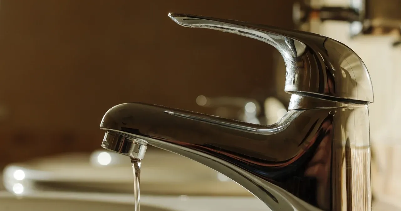 Zalewa mieszkanie, gdzie dzwonić, aby szybko uzyskać pomoc?