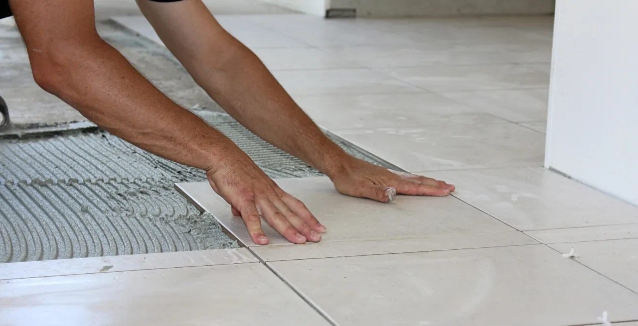 Ile kosztuje jedna płytka terakoty i co wpływa na ceny układania?