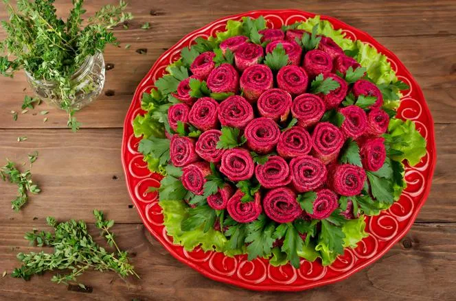 Jak przystroić sałatkę jarzynową – proste i efektowne pomysły na dekorację