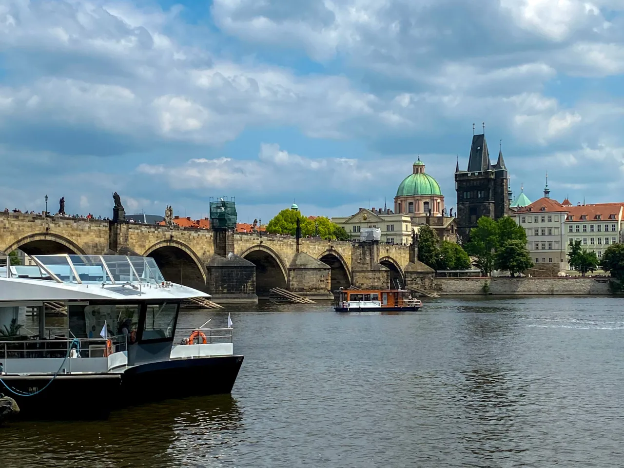 Rejs po Wełtawie - czy warto? Zobacz malownicze widoki i opinie turystów