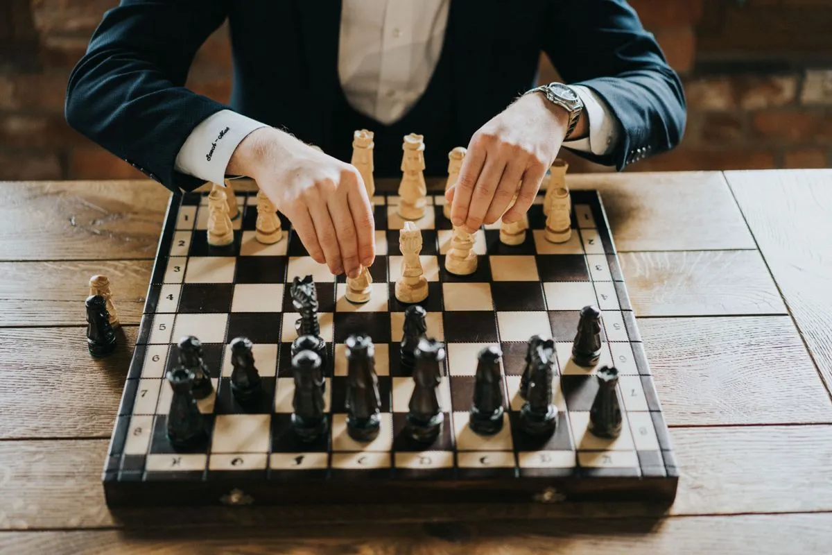 Poznaj podstawy jak grać w szachy: zasady i strategie dla początkujących
