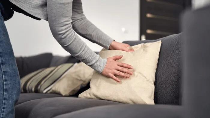 Skuteczne sposoby na to, czym wyczyścić kanapę i usunąć plamy