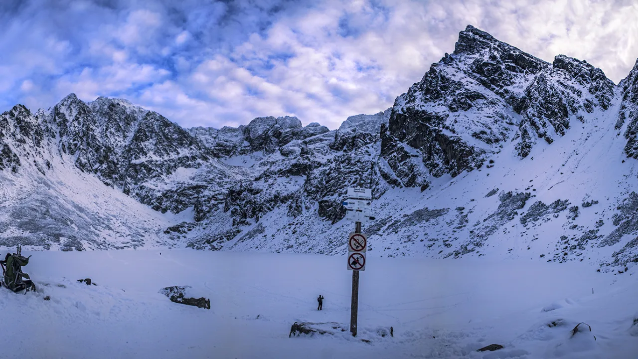 Czarny Staw Gąsienicowy zimą: Magia i wyzwania górskiej wyprawy