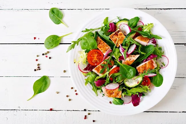 Ile kcal ma sałatka z kurczakiem? Sprawdź kaloryczność i składniki Ile kcal ma sałatka z kurczakiem? Sprawdź kaloryczność i składniki