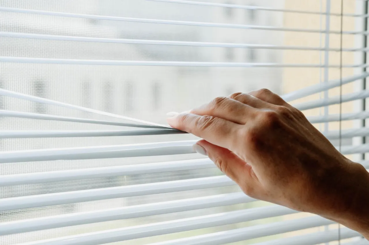 Czy żaluzje są praktyczne? Sprawdzamy, jakie zalety mają tego typu osłony okienne