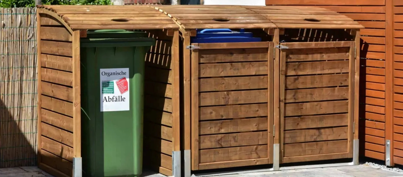 Jak ukryć kosz na śmieci w ogrodzie? 6 kreatywnych metod, które zachwycą