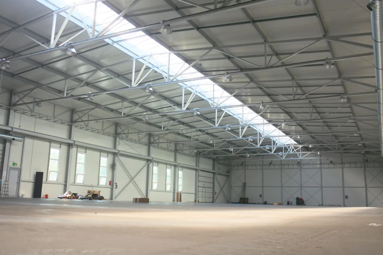 Ile kosztuje budowa hali magazynowej? Sprawdź ukryte wydatki i czynniki wpływające na cenę