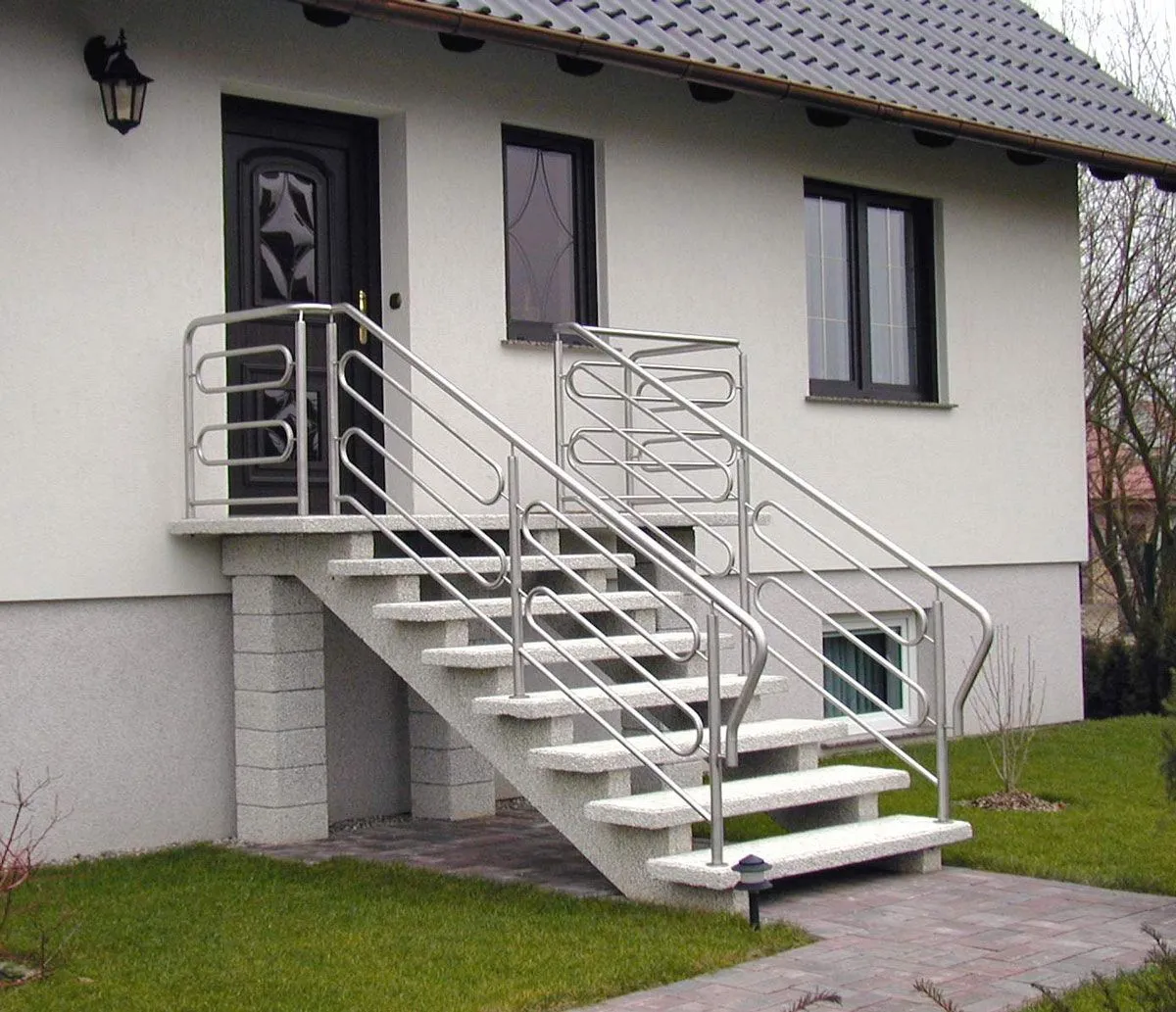 Jak zabezpieczyć betonowe schody na zewnątrz przed zniszczeniem i śliskością