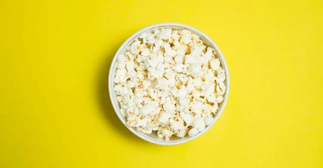 Jak zrobić popcorn w piekarniku: prosty przepis na domową przekąskę