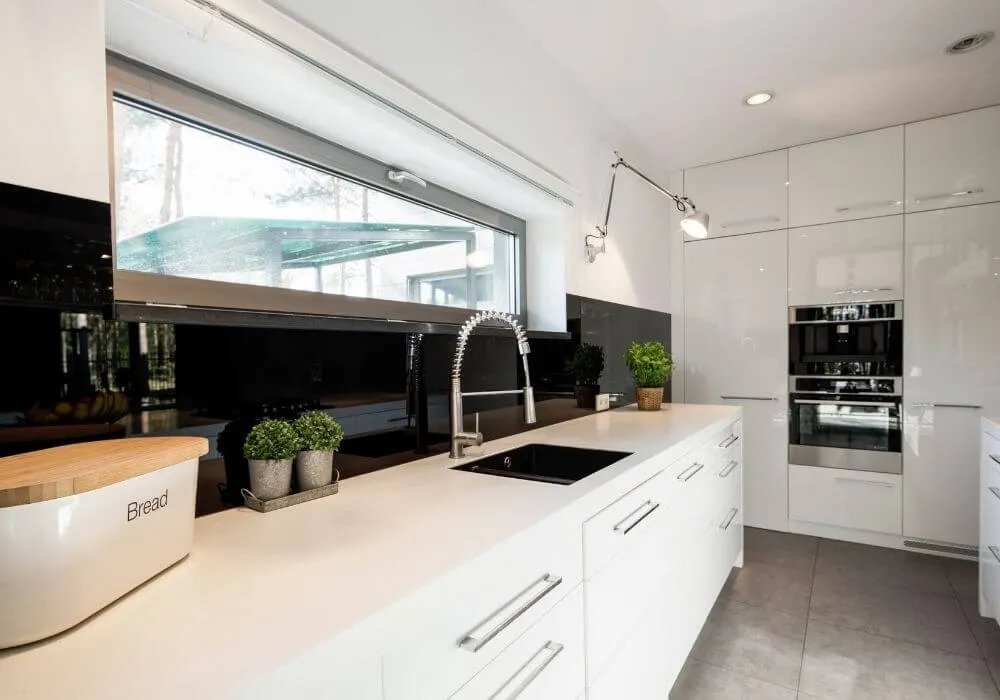 Jak czyścić lakierowane meble w kuchni, aby ich nie uszkodzić?