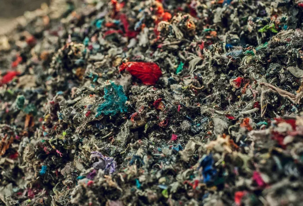 Recykling tekstyliów – nie tylko moda, ale i obowiązek. Jak się przygotować?