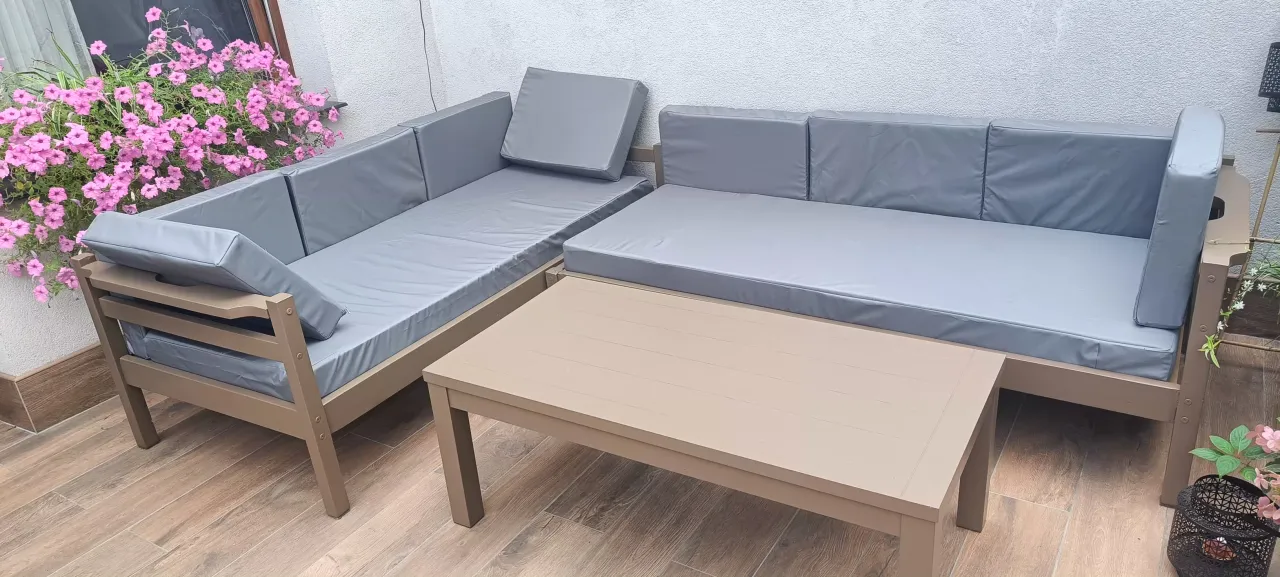 Jak zrobić stylowy wypoczynek na taras ze starych łóżek? DIY krok po kroku