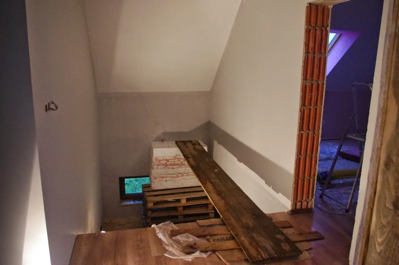 Skuteczne malowanie klatki schodowej bez rusztowania - poradnik praktyka