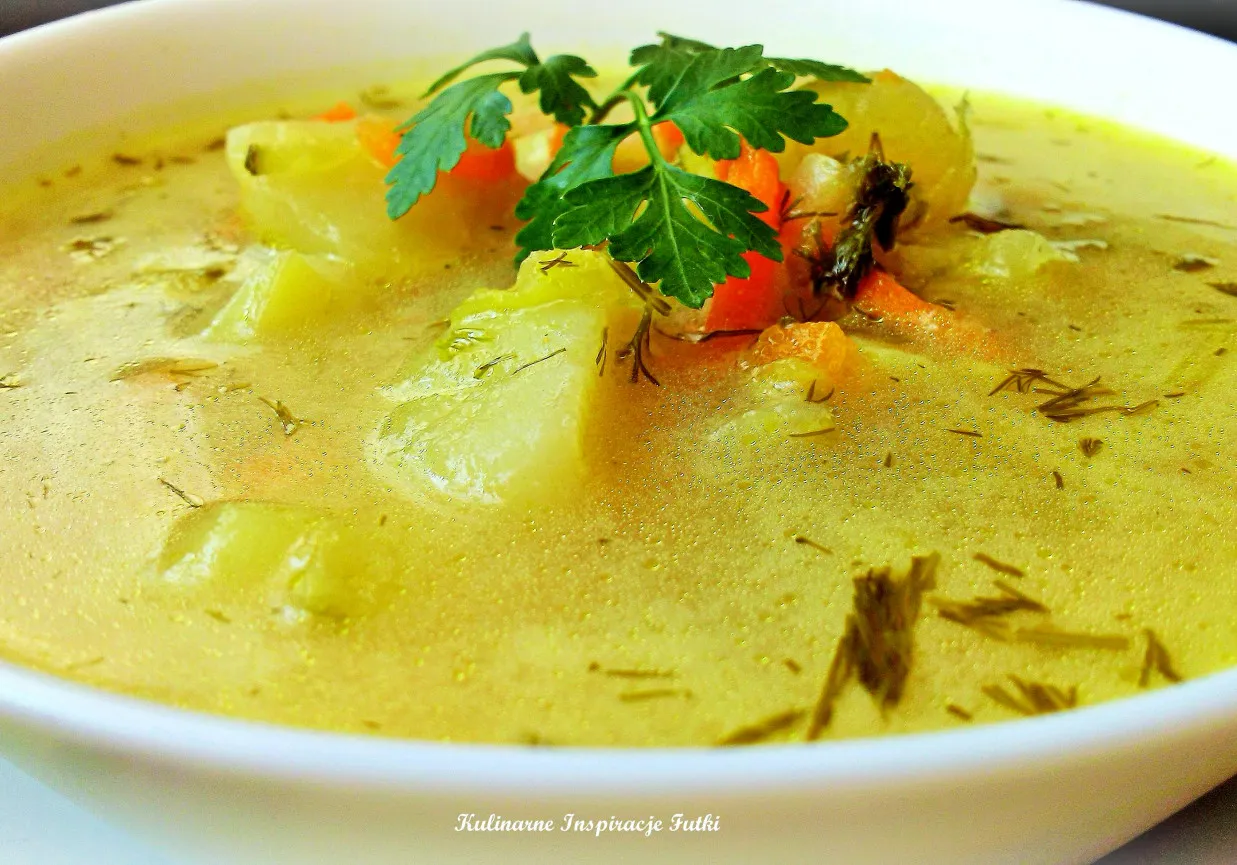 Ile kcal ma zupa ogórkowa z ziemniakami? Poznaj dokładne wartości